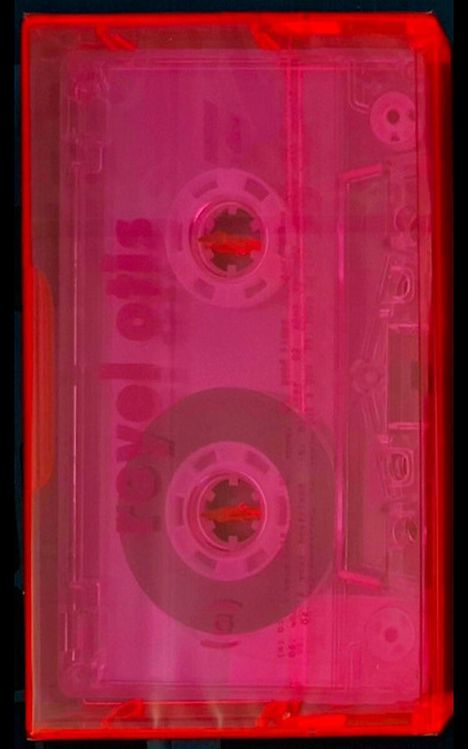„Royel Otis“ steht auf einer rosafarbenen Kassette in einem roten Gehäuse, sichtbar sind typische Kassettenspulen.