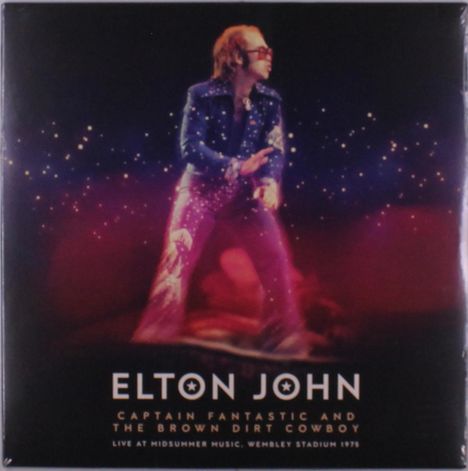 Der Text lautet: "Elton John, Captain Fantastic and the Brown Dirt Cowboy, Live at Midsummer Music, Wembley Stadium 1975." Eine Person in glitzerndem Outfit vor einem funkelnden Hintergrund.