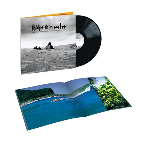 "Thicker than water" steht auf dem Plattencover. Vinyl-Schallplatte, Surfer auf Wasser, aufklappbares Booklet mit Naturfotos.