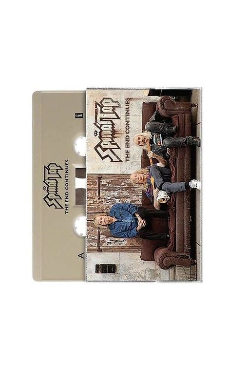 „Spinal Tap: The End Continues“ steht auf einer Kassette und einem CD-Cover. Drei Männer sitzen auf einem Sofa.