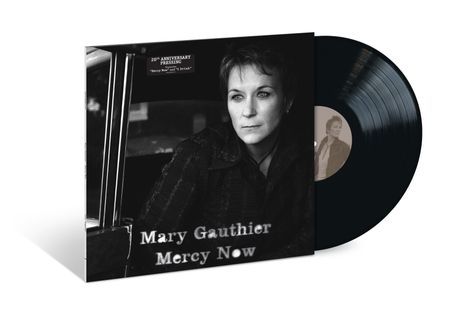 „Mary Gauthier Mercy Now“ und „20th Anniversary Pressing“ auf einem Vinyl-Cover. Schwarzes Weißfoto einer Frau.