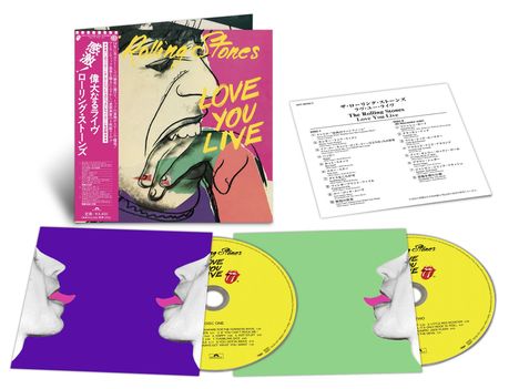 "Love You Live" auf gelbem Hintergrund; Illustration eines offenen Mundes mit herausgestreckter Zunge. Japanischer Text links.