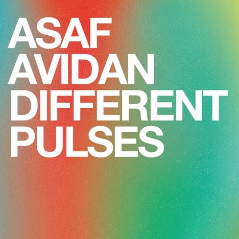 Text: "ASAF AVIDAN DIFFERENT PULSES". Hintergrund: Farbverlauf in Rot, Grün und Blau mit leichtem Körnungseffekt.