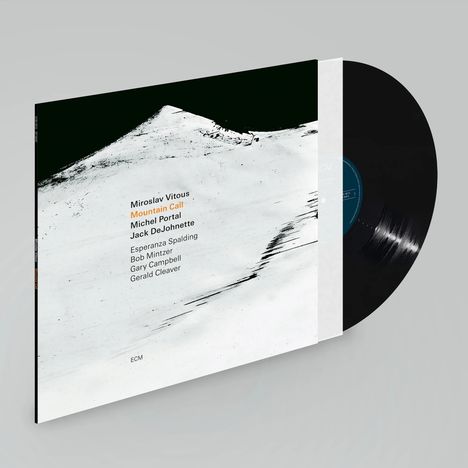Text: Miroslav Vitous, Mountain Call, Michel Portal, Jack DeJohnette. Illustration: Minimalistisches Bergmotiv, Schallplatte.