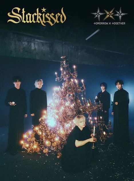 Text: "Sugar Rush Ride", Logo: "+omorrow × +ogether". Fünf Personen in Schwarz stehen um einen Kerzenständerbaum.