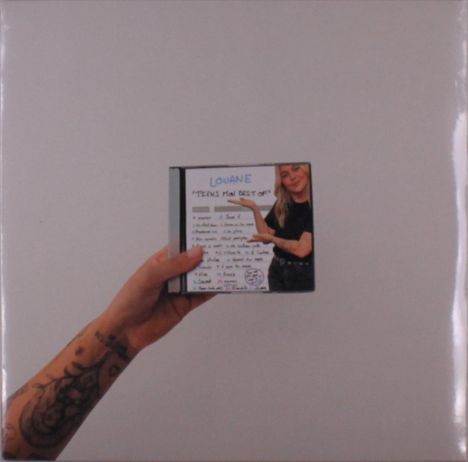 Eine tätowierte Hand hält eine CD mit der Aufschrift "LOUANE 'TIENS MAI REST OFF'". Darauf ist eine lächelnde Frau.