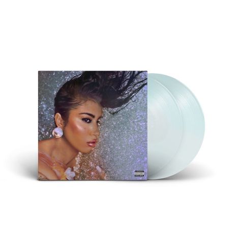 Eine Frau mit nassen Haaren und großen Ohrringen, zwei hellblaue Vinylplatten.