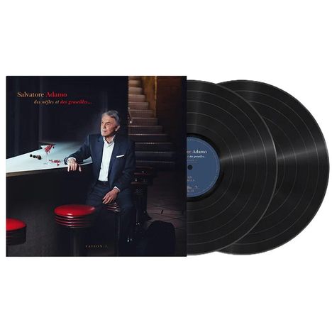 "Salvatore Adamo, des nèfles et des grenouilles..." Eleganter Mann in dunklem Anzug an einer Bar.