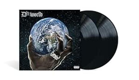 "D12 World" steht oben links. Eine Hand hält die Erde im Weltall. Rechts sind zwei schwarze Schallplatten.