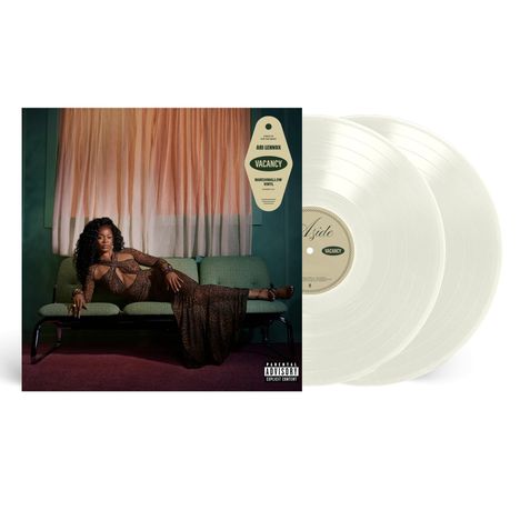 Text: "Ari Lennox", "Vacancy", "Marshmallow Vinyl". Eine Frau liegt elegant auf einem Sofa vor einem Vorhang. Zwei helle Vinyl-Schallplatten.