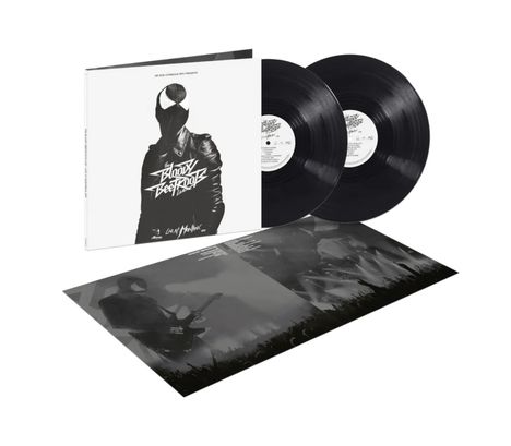 "The Bloody Beetroots" steht auf einem Cover mit maskierter Figur. Zwei schwarze Vinyl-Schallplatten liegen daneben.