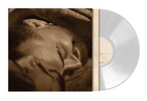 Keine sichtbaren Texte. Ein Vinylalbum mit einem sepiafarbenen Foto von zwei ruhenden Köpfen auf dem Cover.