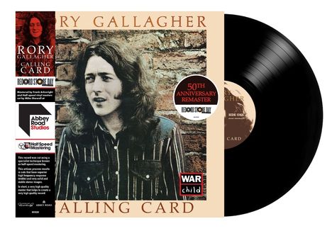 "Rory Gallagher Calling Card" steht oben. "50th Anniversary Remaster" auf einem Aufkleber. Abbildung einer Person vor Ziegelwand.