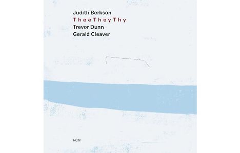 Judith Berkson, Thee They Thy, Trevor Dunn, Gerald Cleaver. Auf hellem Grund mit blauer, unförmiger Linie.