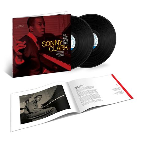 "Sonny Clark: The Art of the Trio" steht auf einem Plattencover mit zwei Schallplatten und einem geöffneten Booklet.