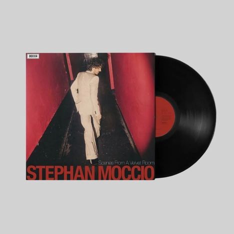 "Scenes From A Velvet Room" und "STEPHAN MOCCIO" auf einem Plattencover, Person im Anzug in rotem Gang, Vinyl links.