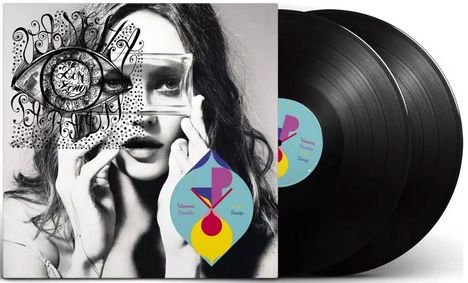 "Love Songs" von Vanessa Paradis. Schwarz-weißes Porträt mit dekorativem Auge, daneben zwei Schallplatten.