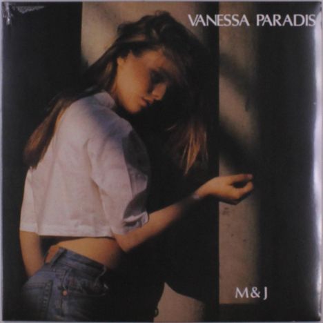 Texte: "VANESSA PARADIS", "M & J". Eine Frau mit langen Haaren in weißem T-Shirt lehnt an einer Wand.