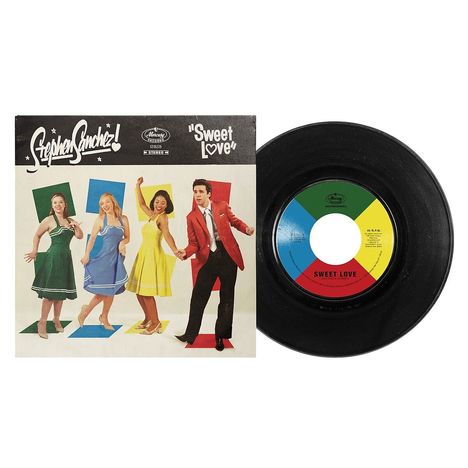 Cover der Platte mit Schriftzug "Stephen Sanchez!" und "Sweet Love", Tänzer in bunten Kleidern, Vinyl rechts.