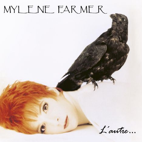„MYLENE FARMER“ ganz oben, „L'autre…“ unten. Eine Person mit roten Haaren liegt, ein schwarzer Vogel sitzt auf ihr.