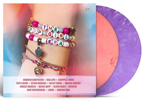 Text: "THE POP GIRL ERA" auf Armbändern, Künstlernamen darunter. Arm mit bunten Armbändern, zwei Schallplatten in Rosa und Lila.