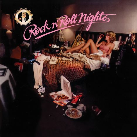 "Rock n' Roll Nights" in rosa Schrift. Eine Frau sitzt auf einem unordentlichen Bett, umgeben von Kleidung und Essen.