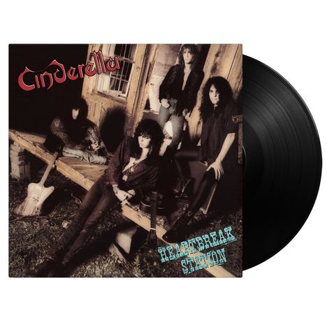 "Cinderella" oben links in Rot, "Heartbreak Station" unten rechts in Blau. Vier Personen posieren vor einer rustikalen Hütte.