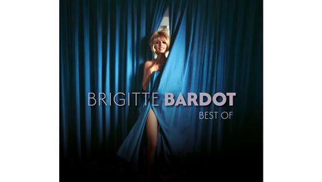 TEXT: BRIGITTE BARDOT BEST OF. Eine blonde Frau lächelt und ist in ein blaues Tuch gehüllt vor einem blauen Vorhang.