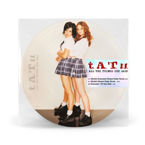 t.A.T.u. All the Things She Said. Zwei Mädchen in Schuluniformen stehen Rücken an Rücken auf einer Vinyl-Schallplatte.