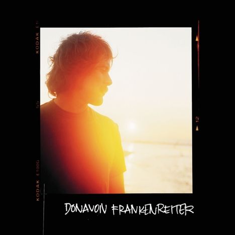 „Donavon Frankenreiter“ steht unten auf einem Foto, das eine Person in Sonnenlicht am Strand zeigt.