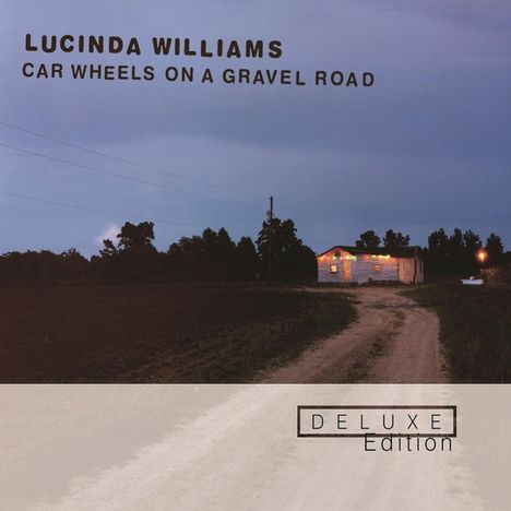 Oben steht "LUCINDA WILLIAMS - CAR WHEELS ON A GRAVEL ROAD". Unten bei Dämmerung: eine unbefestigte Straße zu einem beleuchteten Haus.