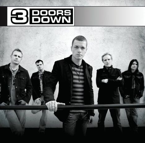 "3 Doors Down" steht oben links. Fünf Männer in dunkler Kleidung lehnen an einem Geländer vor einer Steinwand.
