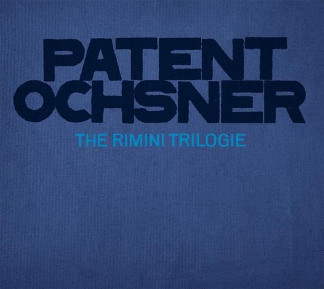 „PATENT OCHSNER“ in großem, dunklem Schriftzug, darunter „THE RIMINI TRILOGIE“ in hellerem Blau auf blauem Hintergrund.