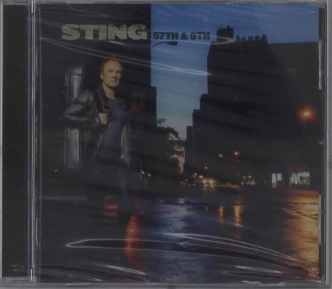 Text: "STING 57TH & 9TH". Ein Mann steht bei Dämmerung auf einer nassen Straße, umgeben von Stadtsilhouetten.