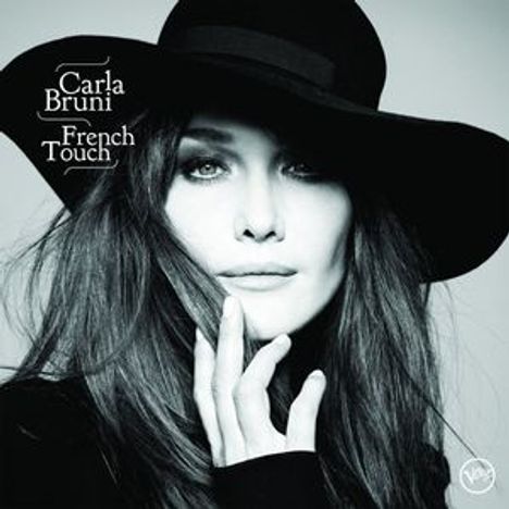 Texte: "Carla Bruni", "French Touch". Frau mit Hut, melancholischer Ausdruck, schwarz-weiß gehalten.