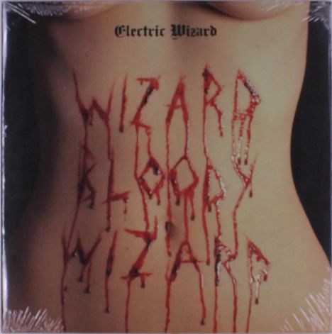 Text „Electric Wizard“ oben; „WIZARD BLOODY WIZARD“ in blutähnlicher Schrift auf nacktem Oberkörper geschrieben.