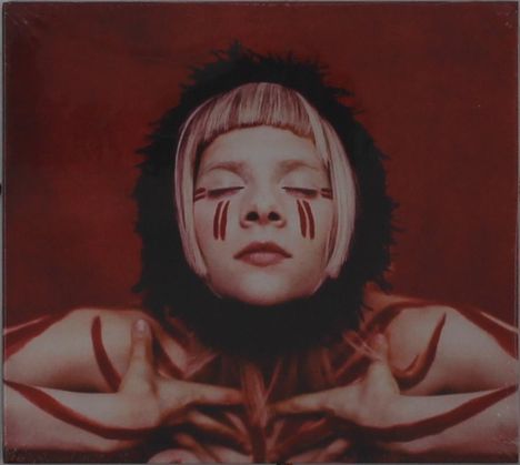 Abstrakte Darstellung eines Gesichts mit geschlossenen Augen, rotes Make-up und Hände, alles in rötlich-braunen Tönen.