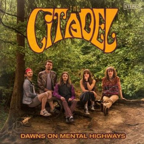 Oben: "THE CITADEL". Unten: "DAWNS ON MENTAL HIGHWAYS". Fünf Personen im Wald auf einem Baumstamm. Retro-Stil.