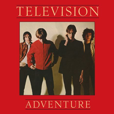 „TELEVISION ADVENTURE“ steht zentriert auf rotem Hintergrund, darunter vier Personen in einer Gruppe.