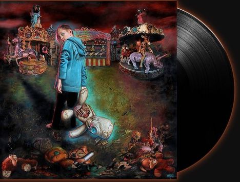 Text "Koma" auf der Rückseite einer blauen Jacke. Illustration von Karussell, Spielzeug, dunklem Himmel. Vinyl-Schallplatte rechts.