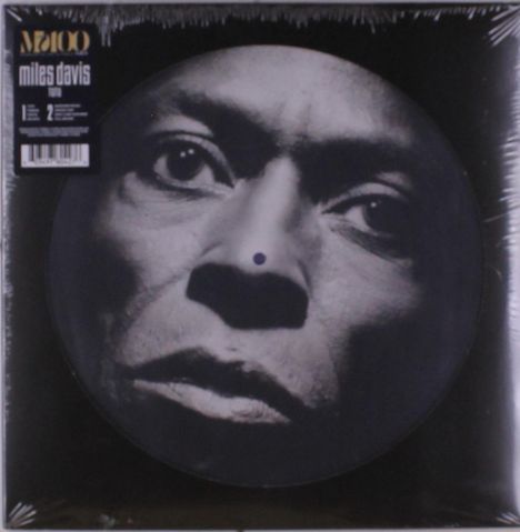 Text: "miles davis", "Kind of Blue", "MD100".
Ein Schwarz-Weiß-Porträt von Miles Davis mit ernstem Ausdruck.