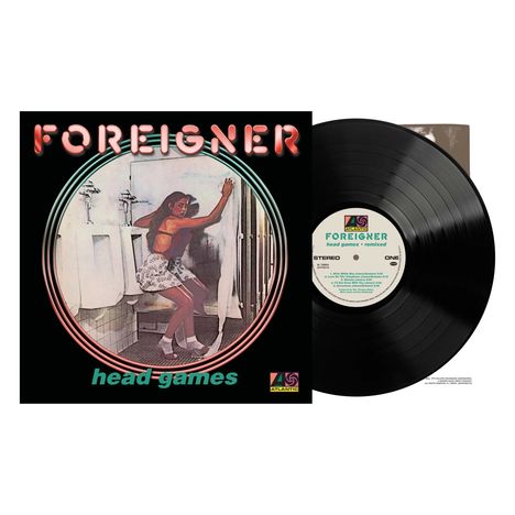 „Foreigner“, „head games“. Ein Vinyl-Cover mit einer Frau in einem Badezimmer, umgeben von Urinalen.