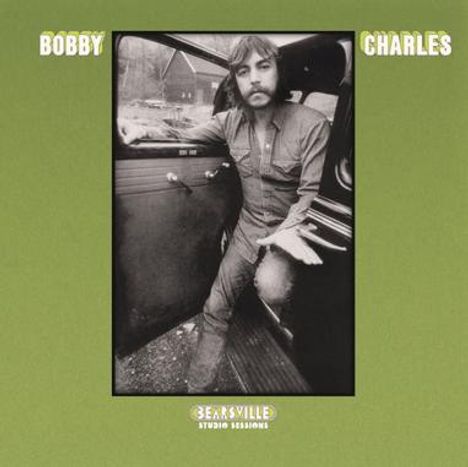 "Bobby Charles", "Bearsville Studio Sessions". Schwarz-Weiß-Foto: Person steht an geöffneter Autotür. Umrahmt von grünem Rand.