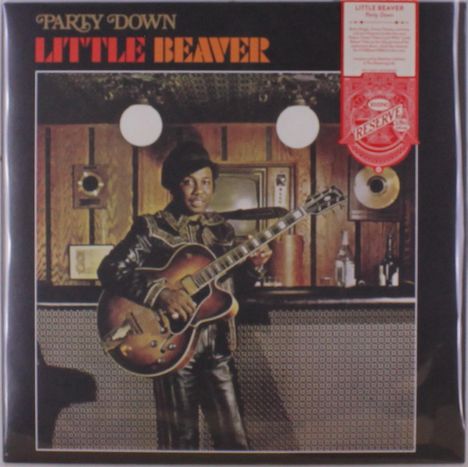 "PARTY DOWN LITTLE BEAVER" steht oben. Ein Mann in Lederoutfit spielt Gitarre in einer Bar mit Holzverkleidung.