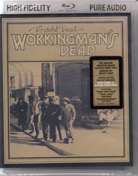 Grateful Dead "Workingman's Dead". Sepia-Ton. Menschen stehen zusammen auf einer Bürgersteigkante.