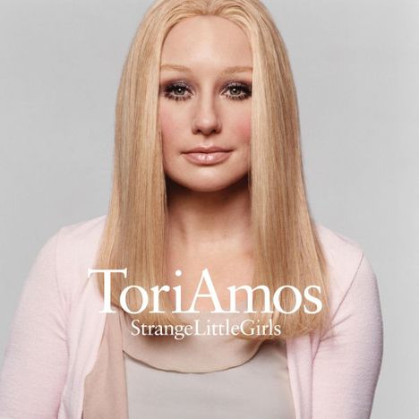 „Tori Amos Strange Little Girls“ steht auf einem Porträt einer Frau mit glattem, blondem Haar und sanften Gesichtszügen.