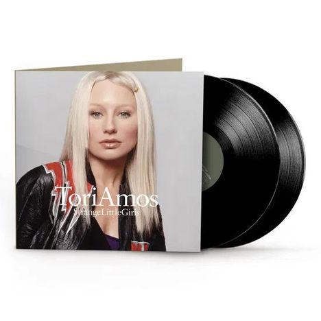 "Tori Amos, Strange Little Girls." Zwei schwarze Schallplatten, das Cover zeigt eine Frau mit blondem Haar in einer Lederjacke.