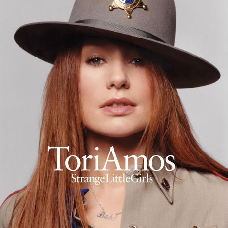 "Tori Amos, Strange Little Girls" steht über einer Frau mit langen, roten Haaren und Hut mit Sheriff-Stern.