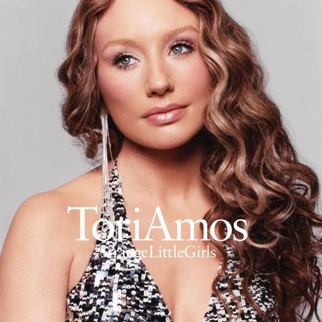 "Tori Amos, StrangeLittleGirls." Eine Frau mit langen, lockigen Haaren in einem Paillettenkleid.