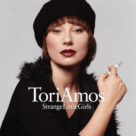"Tori Amos, Strange Little Girls." Frau mit kurzen Haaren, schwarzer Mütze, Fellkragen, dunkelrotem Lippenstift, hält Zigarette.